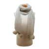 Beige gebreide sjaal met drie pompons &ndash; warm &amp; stijlvol