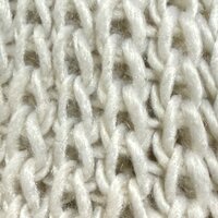 Beige gebreide sjaal met drie pompons &ndash; warm &amp; stijlvol