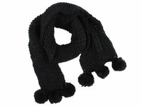 Model met zwarte sjaal met pompons