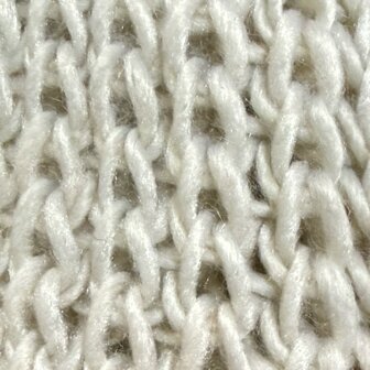 Beige gebreide sjaal met drie pompons &ndash; warm &amp; stijlvol