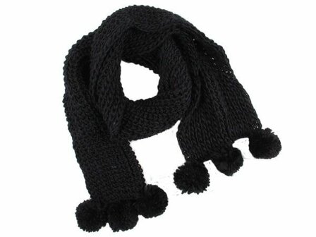 Model met zwarte sjaal met pompons
