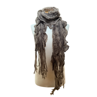 Bruine gebreide sjaal met subtiele ruches