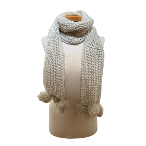 Beige gebreide sjaal met drie pompons – warm & stijlvol
