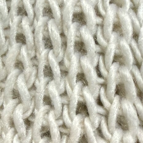 Beige gebreide sjaal met drie pompons – warm & stijlvol