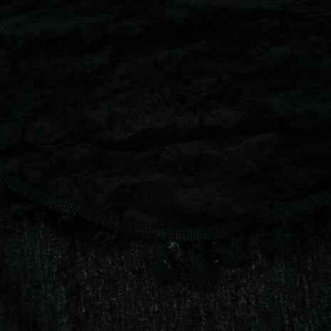 Gestylde sjaal met zichtbare gelaagde rand – drapering