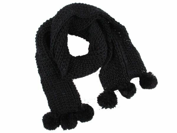 Model met zwarte sjaal met pompons