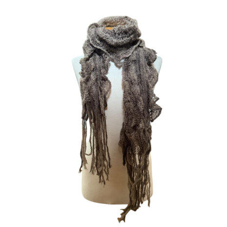 Bruine gebreide sjaal met subtiele ruches