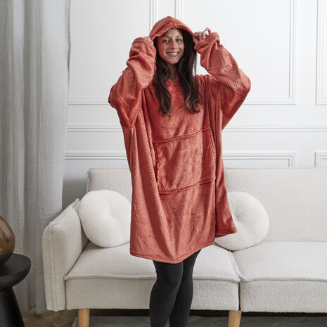 “snuggle hoodie dames bordeaux rood met bladprint en capuchon”